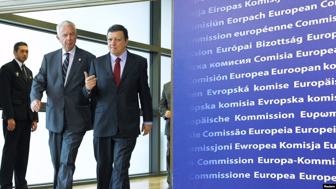 Presiden Komisi Eropa Jose Manuel Barroso (kanan) dan Perdana Menteri Sementara Yunani Panagiotis Pikrammenos (dua dari kiri) menuju ruang rapat informal para pemimpin Uni Eropa di Brussels (23/5).