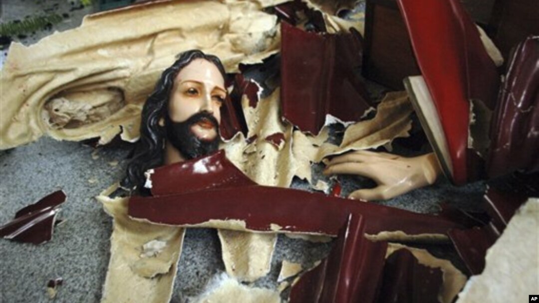 Patung Yesus Kristus di sebuah gereja di Temanggung, Jawa Tengah, hancur setelah diserang kelompok Islam garis keras pada 2011. (AP/Slamet Riyadi)