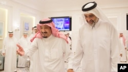 Le roi saoudien Salman, à gauche, rencontre cheikh Abdullah Al Thani, à Tanger, au Maroc, le 17 août 2017. 