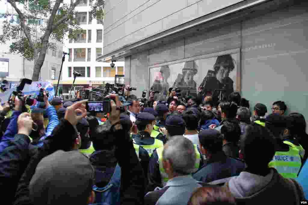 泛民主派人民力量及占中后援会成员现场干扰 (美国之音海彦拍摄)