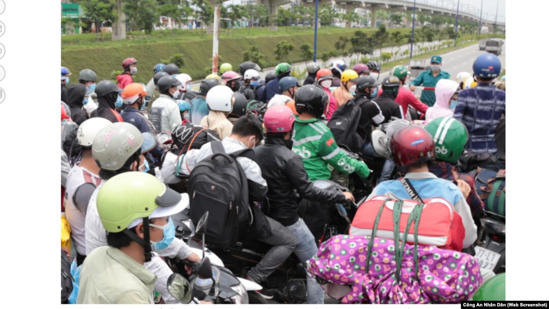 Dòng người kéo nhau về quê vào ngày 15/8/2021 sau khi TPHCM quyết định thực hiện giãn cách xã hội thêm một tháng.