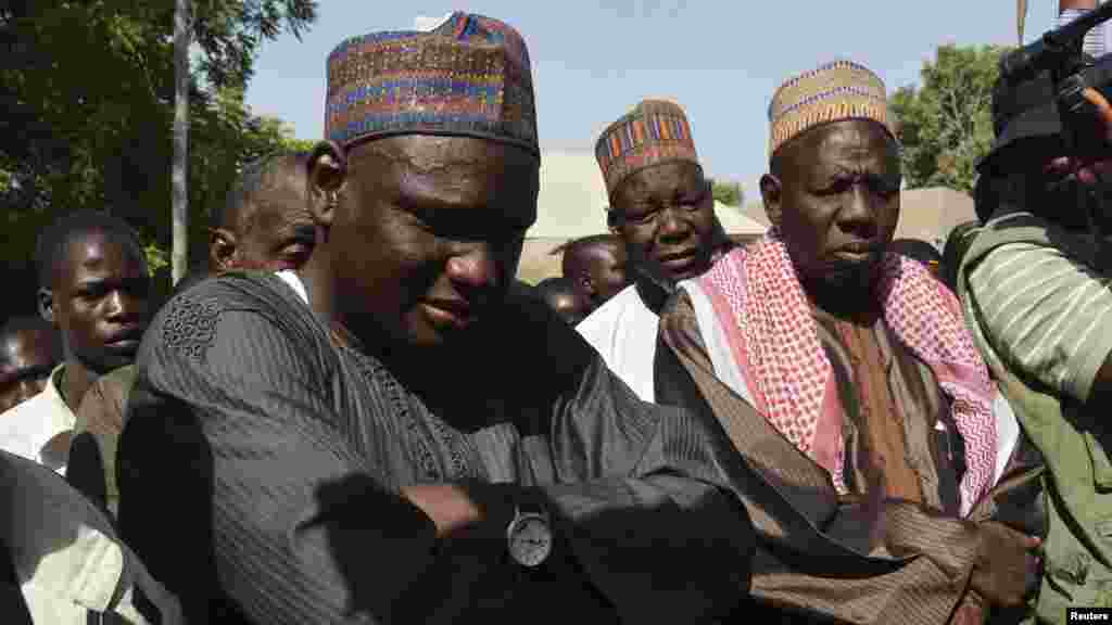 Wasu mutane kennan daga Gwoza, jihar Borno, da tashe-tashen hankula ya raba da gidajensu, suna taro a sansanin ‘yan gudun hijira a lokacin da gwamnan jihar Borno Kashim Shettima (babu hotonshi) a garin Mararaba Madagali, jihar Adamawa. Fabrairu 18, 2014. 