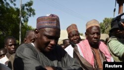 Wasu mutane kennan daga Gwoza, jihar Borno, da tashe-tashen hankula ya raba da gidajensu, suna taro a sansanin ‘yan gudun hijira a lokacin da gwamnan jihar Borno Kashim Shettima (babu hotonshi) a garin Mararaba Madagali, jihar Adamawa. Fabrairu 18, 2014. 