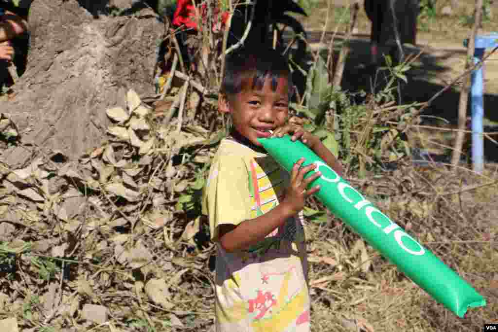  ဝါးတောင်စစ်ရှောင်စခန်းရှိ ကလေးငယ်များ