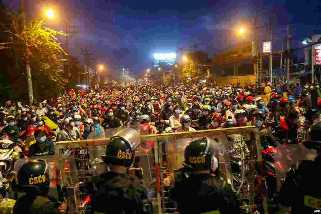 People planning to return to their hometowns wait at a checkpoint to leave Ho Chi Minh City, following the easing of strict COVID-19 restrictions that had been in place for the past three months.