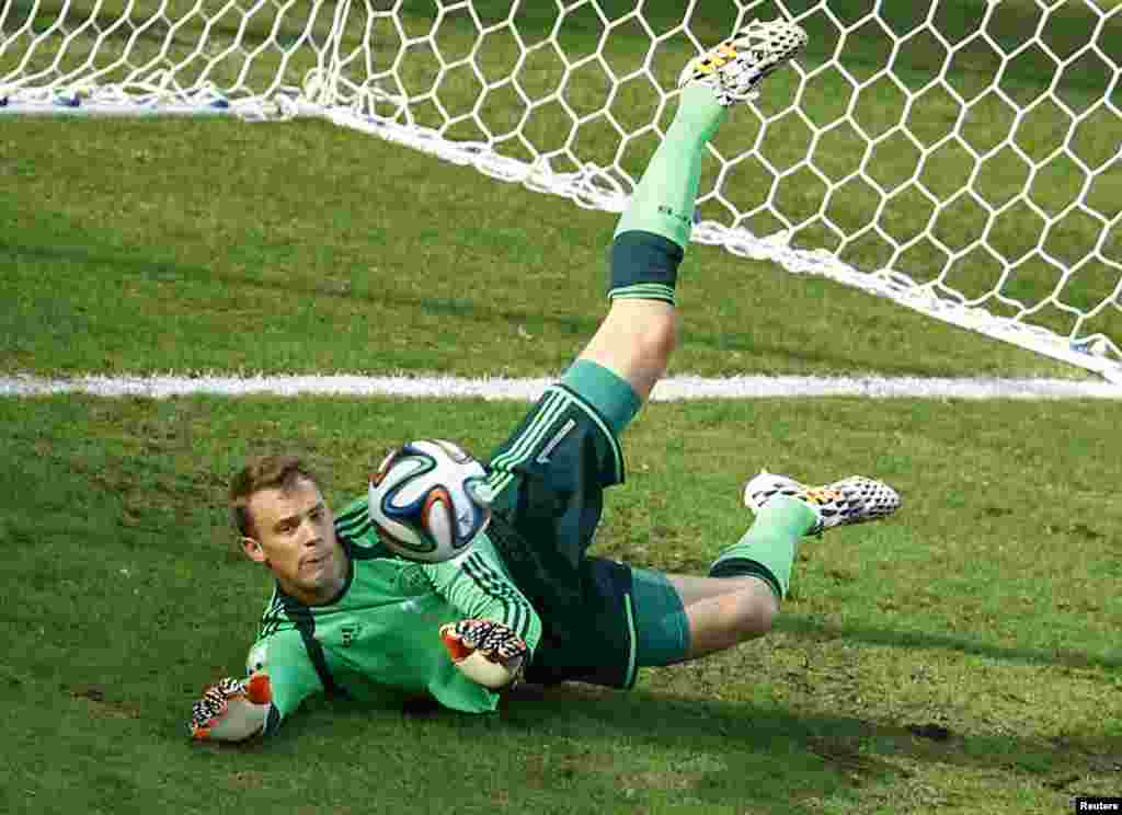 گولڈن گلوو کے ایوارڈ کے لیے جرمنی کے گول کیپر مینیول نیور کو بھی نامزد کیا گیا ہے۔