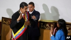 Presiden Venezuela Nicolas Madura pada saat dinyatakan sebagai pemenang pemilihan presiden oleh Presiden Majelis Konstituante Nasional Delcy Rodriguez, di Caracas, Venezuela, 24 Mei 2018.