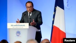 El presidente Francois Hollande pronunció un discurso en la reunión anual de embajadores franceses en el Palacio del Eliseo en París, el martes, 25 de agosto de 2015. 