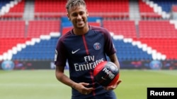 Le joueur du PSG Neymar Jr lors d'une conférence de presse à Paris, France, le 4 août 2017.