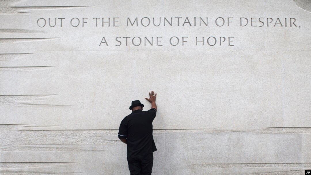 Pendeta Bobby Turner dari Columbus, Ohio, meletakkan tangannya di atas monumen Martin Luther King Jr. di Washington, DC. (Foto: Dok)