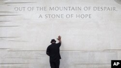 Pendeta Bobby Turner dari Columbus, Ohio, meletakkan tangannya di atas monumen Martin Luther King Jr. di Washington, DC. (Foto: Dok)