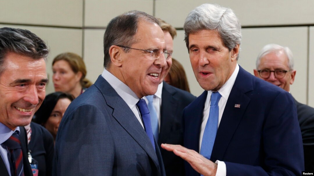 AQSh davlat kotibi Jon Kerri (o'ngda), Rossiya tashqi ishlar vaziri sergey Lavrov (o'rtada) va NATO bosh kotibi Anders Fog Rasmussen (chapda) Bryusselda NATO ga a'zo davlatlar tashqi ishlar vazirlari sammitidai, 4-dekabr, 2013-yil