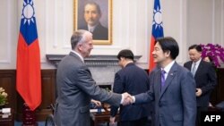 Presiden Taiwan Lai Ching-te (kanan) menyalami Senator AS Dan Sullivan dalam pertemuan di Kantor Kepresidenan di Taipei, Taiwan, Rabu, 29 Mei 2024. (Foto: Taiwan Presidential Office via AFP)