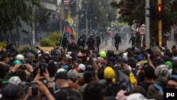 Affrontements entre la police anti-émeute et les manifestants lors d'une manifestation contre la réforme fiscale à Bogotá, Colombie, le 28 avril 2021.