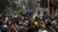 Affrontements entre la police anti-émeute et les manifestants lors d'une manifestation contre la réforme fiscale à Bogotá, Colombie, le 28 avril 2021.