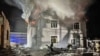 乌克兰紧急服务部门发布照片显示，救援人员正在扑灭基辅遭无人机袭击的一座行政大楼的大火。（2024年1月30日）