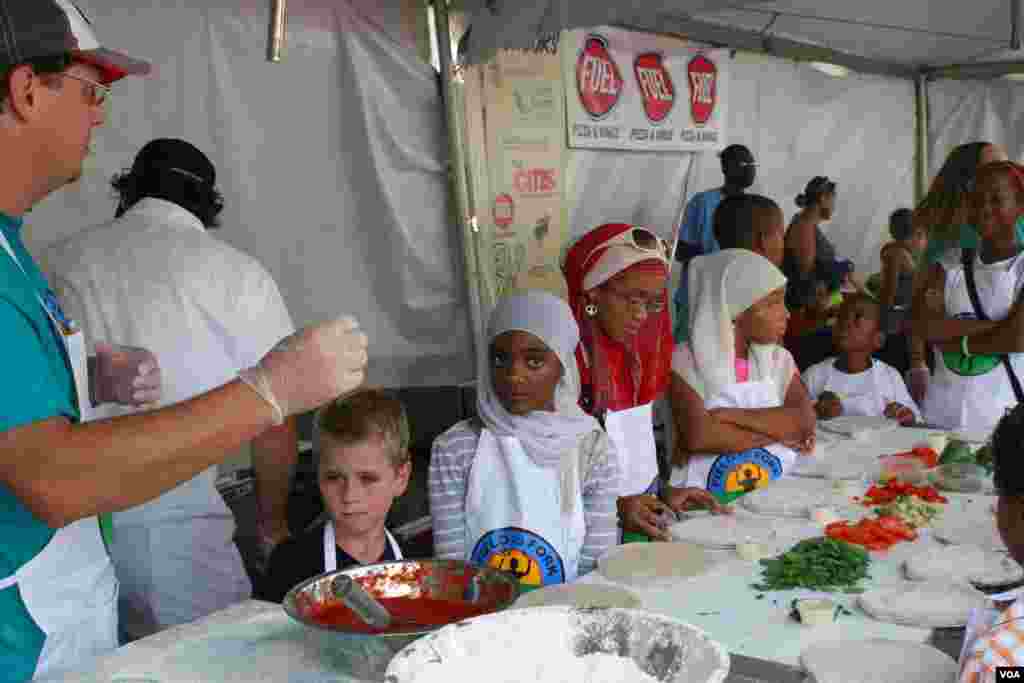 Area ramah lingkungan dibangun di luar tempat konvensi oleh walikota Charlotte untuk mendorong kebiasaan makan sehat dan penghijauan kota.