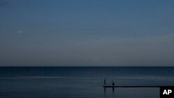 Люди на березі Чорного моря в Одесі, Україна, 23 липня 2023 р. AP Photo/Jae C. Hong