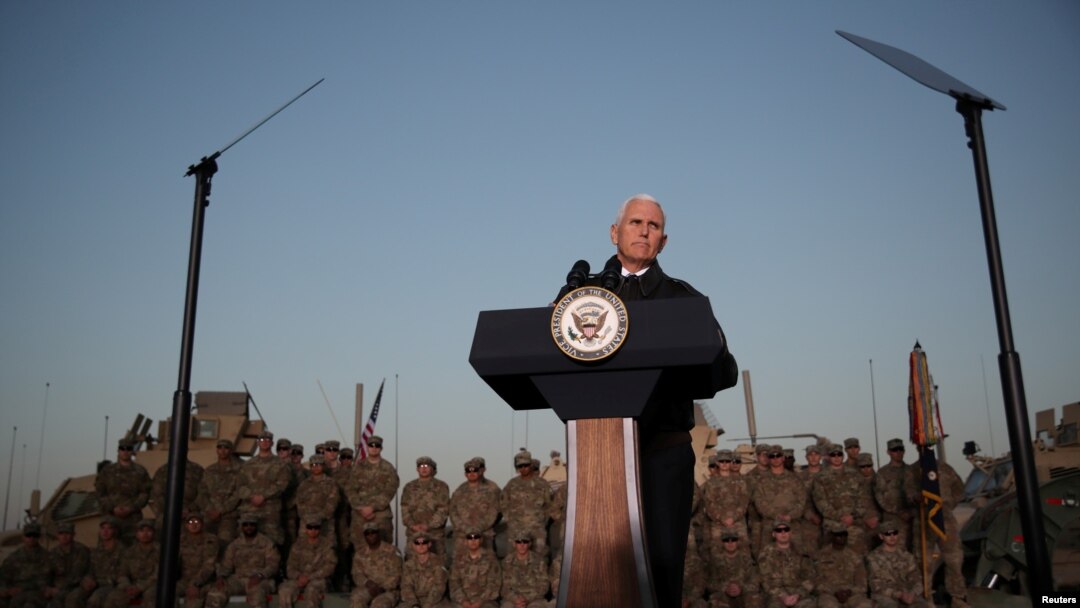Potpredsednik SAD Majk Pens obraća se trupama u američkoj bazi u Erbilu u Iraku, 23. novembar 2019.
( Foto: Rojters/Jonathan Ernst)