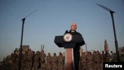 Potpredsednik SAD Majk Pens obraća se trupama u američkoj bazi u Erbilu u Iraku, 23. novembar 2019.
( Foto: Rojters/Jonathan Ernst)