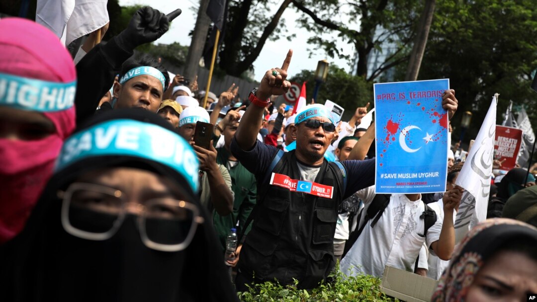Ratusan Muslim melakukan aksi unjuk rasa untuk membela Muslim Uighur di depan Kedubes China di Jakarta, Jumat (27/12). 