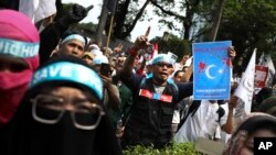 Ratusan Muslim melakukan aksi unjuk rasa untuk membela Muslim Uighur di depan Kedubes China di Jakarta, Jumat (27/12). 