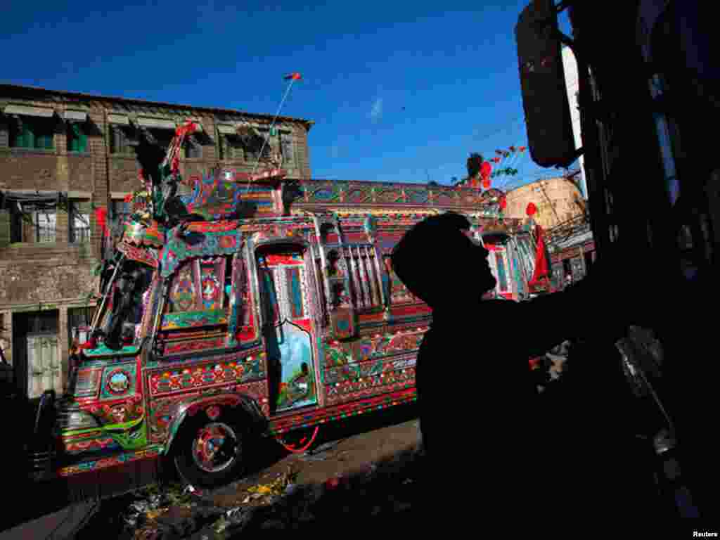  یہ بسیں نجی طور پر بس مالکان کی ملکیت ہیں جو ان کی سجاوٹ و خوبصورتی پر ہزاروں روپے خرچ کرتے ہیں 