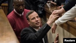 La star olympique Oscar Pistorius part de la cour de justice après avoir entendu sa sentence à Pretoria, Afrique du sud, le 6 juillet 2016.