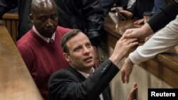 La star olympique Oscar Pistorius quitte la cour de justice après avoir entendu sa sentence à Pretoria, Afrique du sud, le 6 juillet 2016.