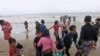 Migrantes venezolanos, que fueron anteriormente deportados llegan a la costa en la playa Los Iros, Trinidad y Tobago, el 24 de noviembre de 2020. 