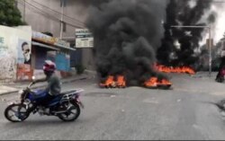 Burning tires block a main thoroughfare in the Lalue neighborhood of Port au Prince, Haiti, Feb. 24, 2020. (Matiado Vilme/VOA Creole)