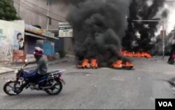 Burning tires block a main thoroughfare in the Lalue neighborhood of Port au Prince, Haiti, Feb. 24, 2020. (Matiado Vilme/VOA Creole)