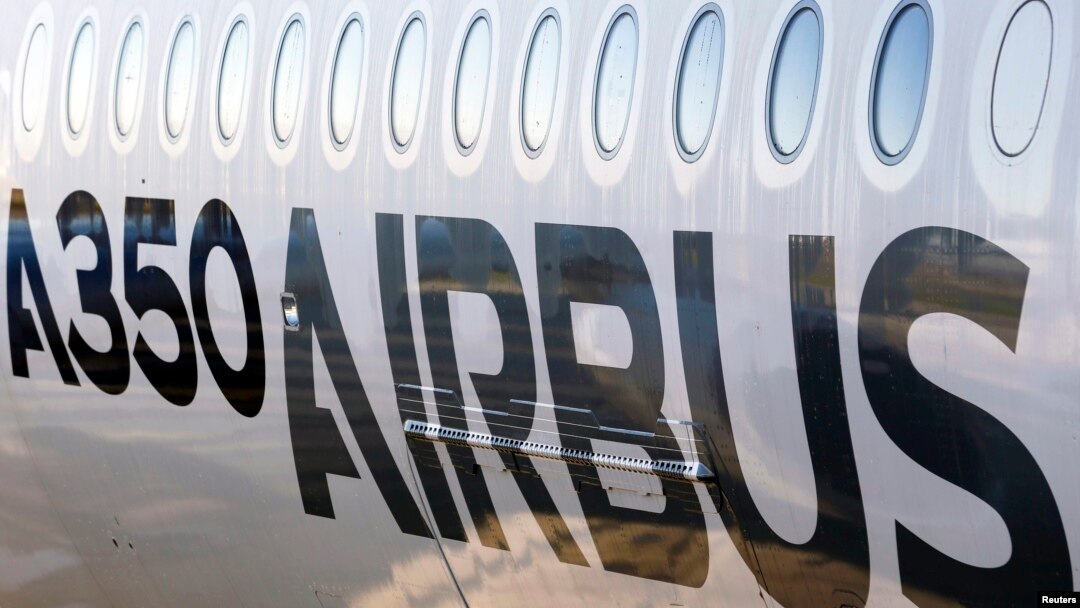 Salah satu sisi luar badan pesawat Airbus A350 XWB yang dipamerkan saat berlangsungnya konferensi Airbus di Colomiers, dekat Toulouse, Perancis (13/1). Pesawat terbaru di dunia – Airbus A350 – mulai mengudara hari Kamis (15/1) dengan membawa sejumlah penumpang pertama dari Doha-Qatar menuju Frankfurt- Jerman.