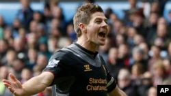 Kapten klub Liverpoopl Steven Gerrard sejauh ini telah bermain dengan cedera bahu (foto: Dok).