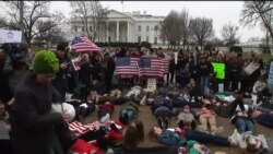 美国学生们在白宫前倒地请愿 敦促白宫加强枪枝管制