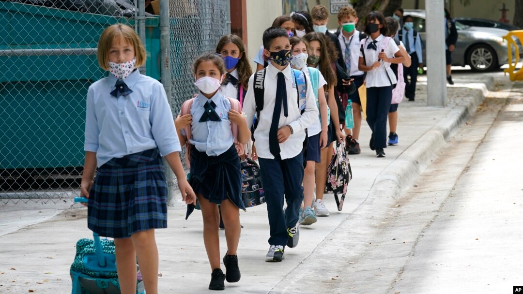 Sejumlah siswa berjalan keluar dari iPrep Academy pada hari pertama dilaksanakannya kembali pembelajaran tatap muka di sekolah tersebut yang terletak di Miami, Florida, pada 23 Agustus 2021. (Foto: AP/Lynnes Sladky)