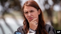 Perdana Menteri Selandia Baru Jacinda Ardern berbicara tentang situasi COVID-19 saat mengunjungi New Plymouth, 20 Januari 2022. (Foto: (Mark Mitchell/New Zealand Herald via AP)