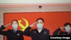 孫力軍與火線入黨的武漢抗疫一線女警察 （推特截圖）