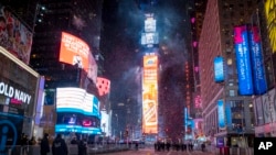 Konfeti tampak beterbangan di area Times Square, New York, saat acara pergantian malam tahun baru 2021. Massa yang hadir pada perayaan tersebut dibatasi karena perebakan COVID-19 yang terjadi di Kota New York. (Foto: AP/Craig Ruttle)