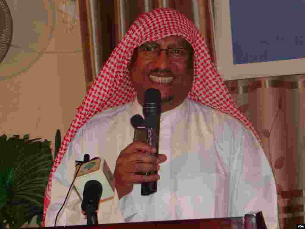 Guddoomiyaha Xisbiga UCID Faysal Cali Waraabe oo ka hadlaya "Kulanka Dadweyne" ee VOA ay ku qabatay magaalada Hargeysa, June 14, 2013.