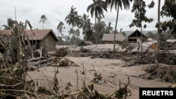 Rumah yang rusak tertutup abu vulkanik di Desa Sumberwuluh, menyusul erupsi Gunung Semeru di Kabupaten Lumajang, Jawa Timur, 5 Desember 2021. (Foto: REUTERS/Willy Kurniawan)