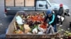 ARCHIVO - Un hombre busca alimentos entre frutas y verduras descartadas por los comerciantes en el Mercado Central de Buenos Aires, en medio de una profunda crisis económica. Foto del 12 de setiembre de 2023.