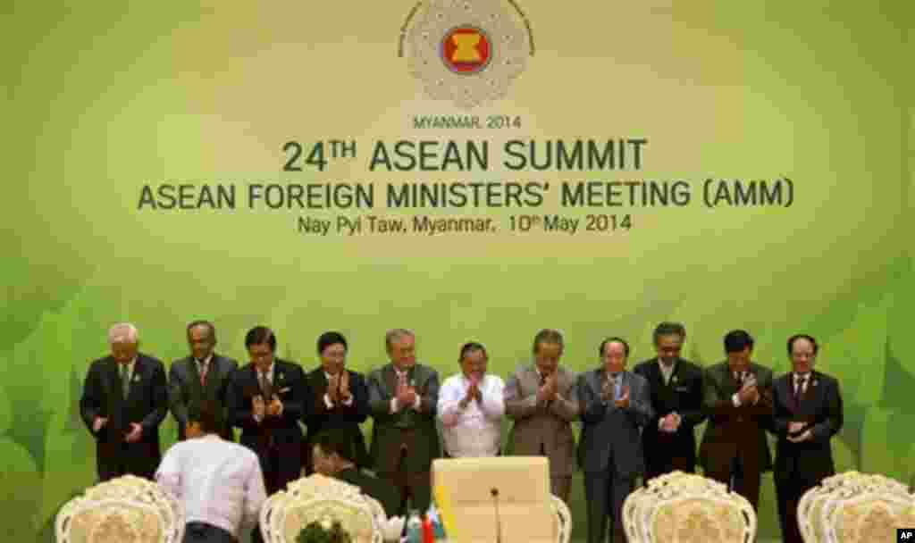 ASEAN tashkilotiga a'zo davlatlar tashqi ishlar vazirlari 24-sammit doirasida guruh bo'lib suratga tushmoqda, Birma, 10-may, 2014-yil.