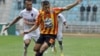 L'attaquant tunisien Youssef Blayli et l'attaquant angolais Leysller de Aranjo lors de leur match de football de la Ligue des champions de la CAF entre Primeiro de Agosto et Esperance de Tunisie à Tunis, le 6 avril 2013.