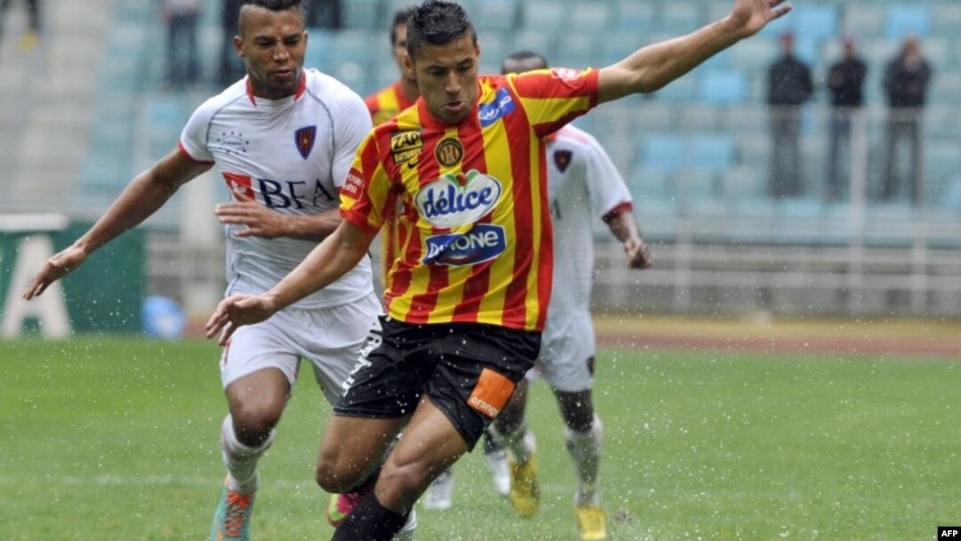 L'attaquant tunisien Youssef Blayli et l'attaquant angolais Leysller de Aranjo lors de leur match de football de la Ligue des champions de la CAF entre Primeiro de Agosto et Esperance de Tunisie à Tunis, le 6 avril 2013.