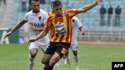 L'attaquant tunisien Youssef Blayli et l'attaquant angolais Leysller de Aranjo lors de leur match de football de la Ligue des champions de la CAF entre Primeiro de Agosto et Esperance de Tunisie à Tunis, le 6 avril 2013.