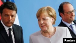 FILE - German Chancellor Angela Merkel (C), French President Francois Hollande (R) and Italian Prime Minister Matteo Renzi attend a news conference at the chancellery during discussions on the outcome of the Brexit in Berlin, Germany, June 27, 2016. 