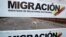 Un perro camina en el lado venezolano del Puente Internacional Francisco de Paula Santander donde cuelgan señales de migración en Ureña, Venezuela.