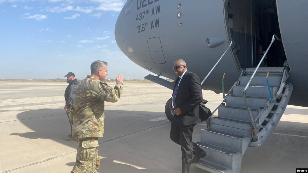 Menteri Pertahanan AS Lloyd Austin disambut dMayor Jenderal Matthew McFarlane dalam perjalanan mendadaknya ke Baghdad, Irak, 7 Maret 2023. (Foto: REUTERS/Idrees Ali)