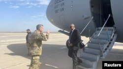 Menteri Pertahanan AS Lloyd Austin disambut dMayor Jenderal Matthew McFarlane dalam perjalanan mendadaknya ke Baghdad, Irak, 7 Maret 2023. (Foto: REUTERS/Idrees Ali)
